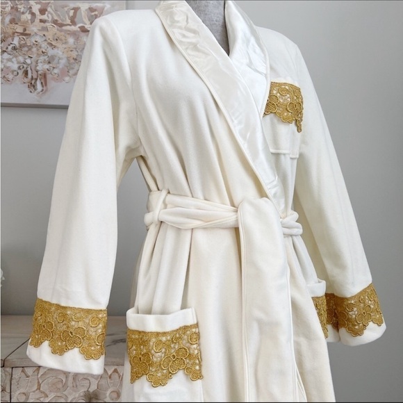 Vintage Vanity Fair Full Length Lace Embroidered Dacron /Polyester Rob NWOT - Picture 2 of 12